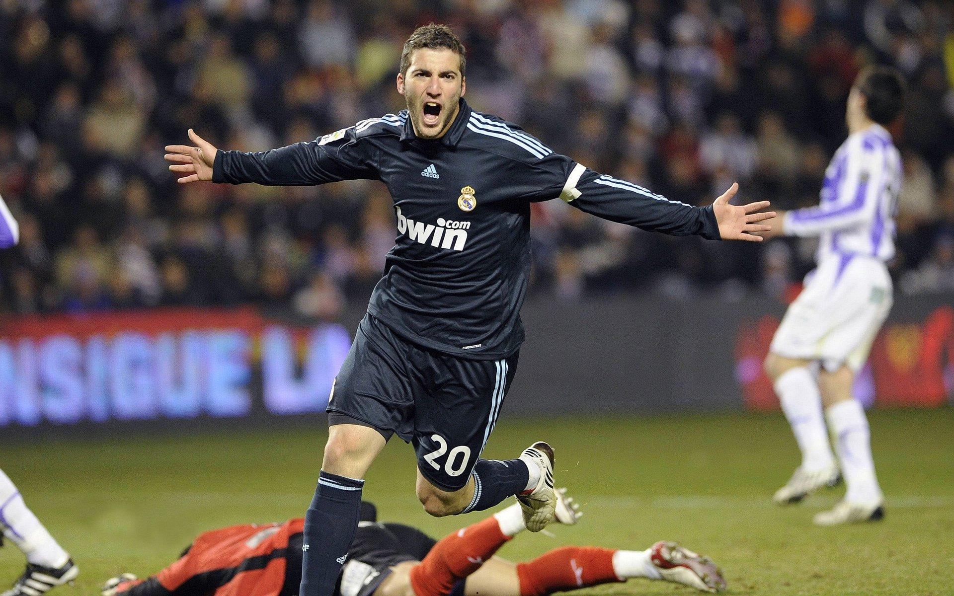 内维尔力挺阿莫林，独特人格魅力凝聚球队，球员愿倾尽所有为其而战